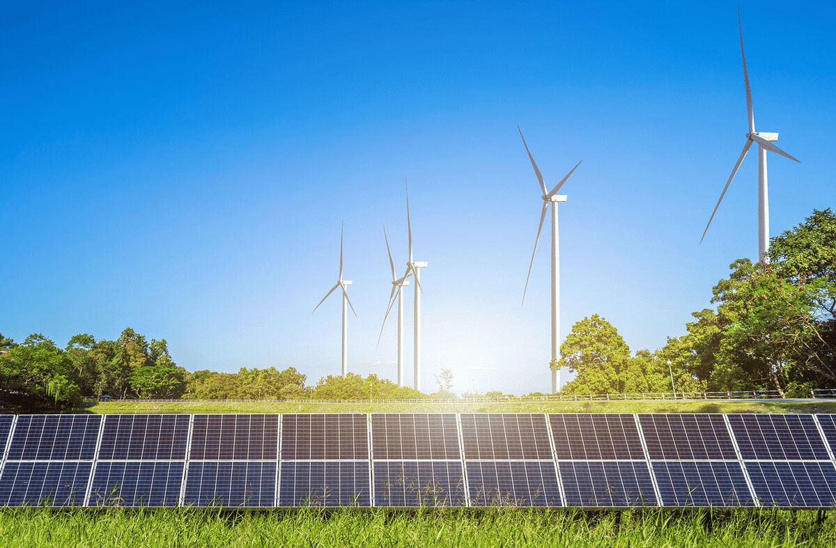 Solarpark und Windkraftanlagen im Rheinland